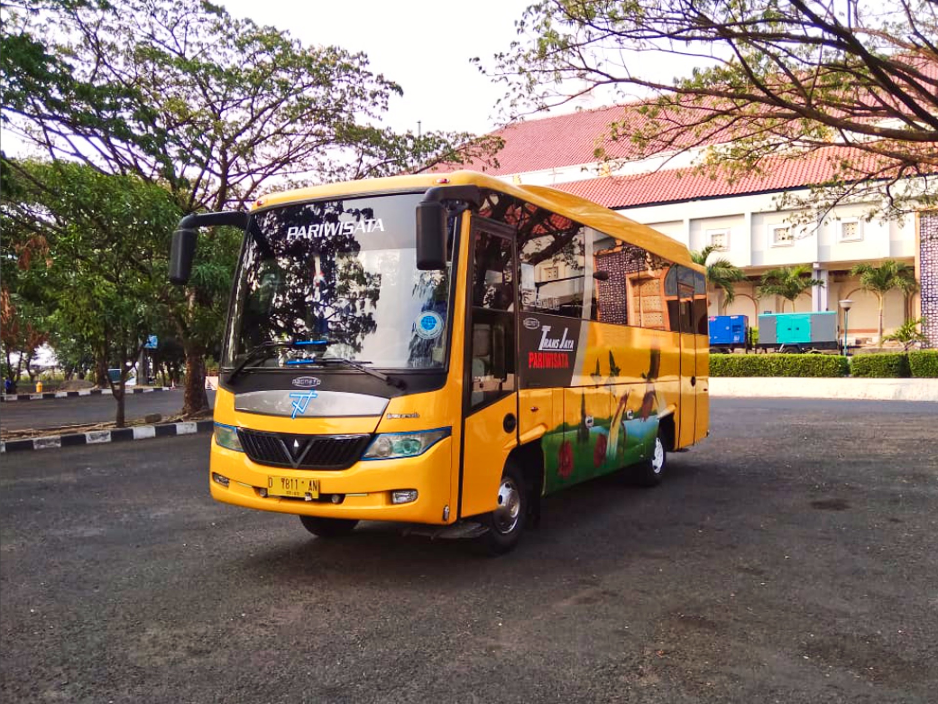 Bus Sedang