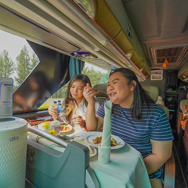 Dining on the Bus : Nikmati makan pagi, makan siang atau makan malam dilayani Private Butler kami