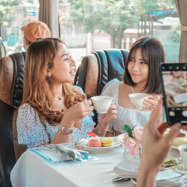 High Tea On the Bus

Jamuan minum teh ala Inggris di atas Camperbus